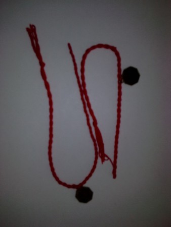 šnúrky na ruku proti urieknutiu na ruku s talizmanom feng šuej na rovnov